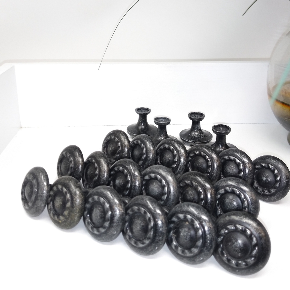 22pcs. 1¼" In Diameter Draw Pulls/Knobs - Picture 2 of 7